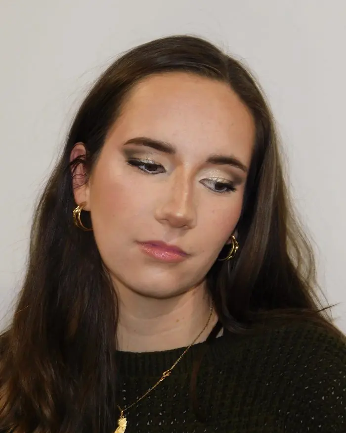 Paupières claires et eye-liner discret, cheveux longs lisses
