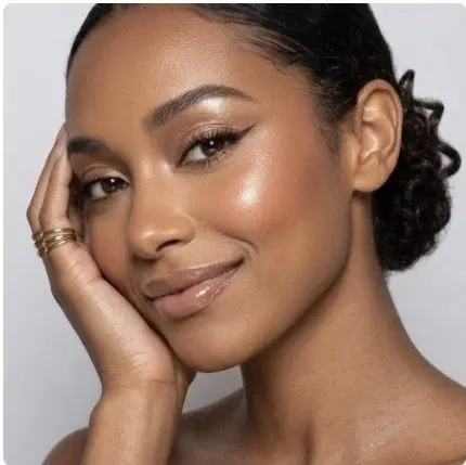 Peau lumineuse, eye-liner fin et chignon bas, portrait beauté