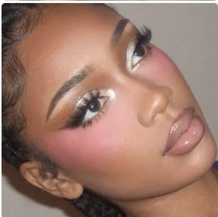Regard aux paupières nacrées et blush rose intense, portrait beauté